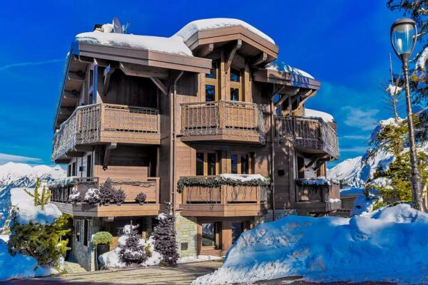 Gastronomic Delights: Courchevel 1850 Chalets with Gourmet Dining Experiences